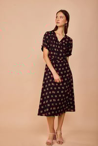 Image 2 of Vestido lirios fondo negro