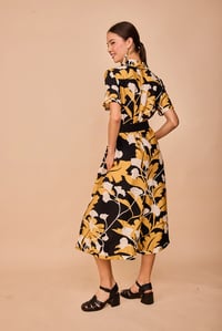 Image 3 of Mono flores fondo negro