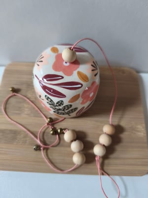 Image of   Cloche à suspendre fleur rose bordeau 