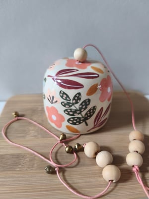 Image of   Cloche à suspendre fleur rose bordeau 