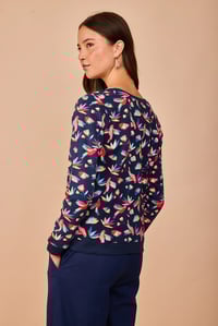 Image 1 of Sudadera pájaros fondo azul vintage