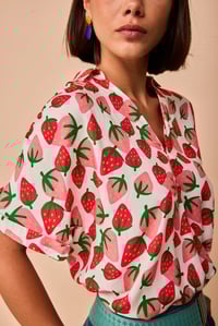 Image 2 of Blusa fresas