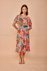 Image 1 of Vestido flores rojas fondo rosa