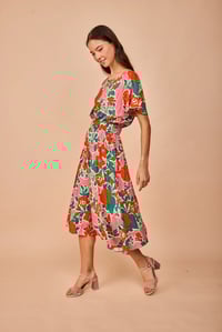 Image 2 of Vestido flores rojas fondo rosa