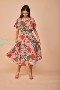 Image 3 of Vestido flores rojas fondo rosa