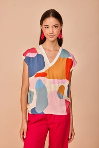 Image 1 of Blusa abstracta colores