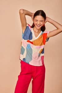 Image 3 of Blusa abstracta colores