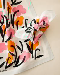 Image 2 of Ystävät-huivi / Limited Edition 