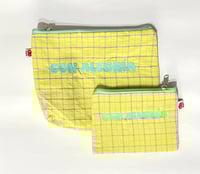 Image 1 of Monedero o neceser bordado  Con alegría