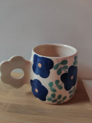 Image of     tasse anse fleur bleue 
