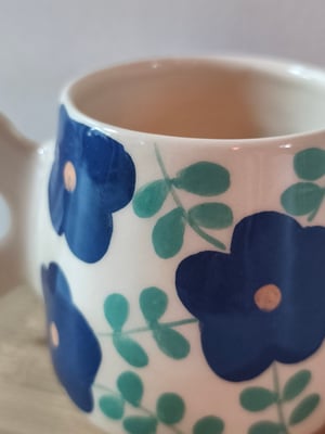 Image of     tasse anse fleur bleue 
