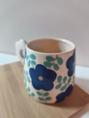 Image of     tasse anse fleur bleue 