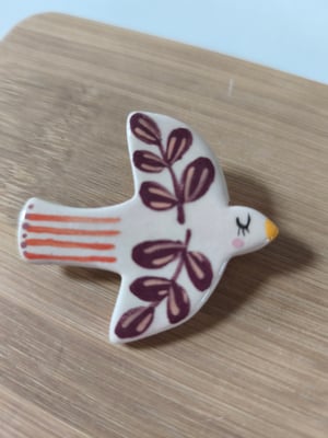 Image of  Broche oiseau feuillage bordeau 