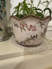 Image 1 of Pot de fleurs bords vaguelettes 