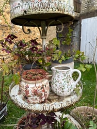 Image 2 of Pichet crème avec des fleurs vertes