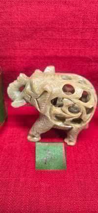 Image 2 of Éléphant vintage sculptée à la main en stéatite, avec bébé à l'intérieur - Lot de 2 #1