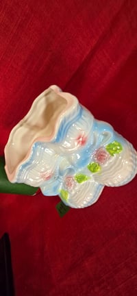 Image 2 of Pot de fleurs vintage en céramique en forme de chaussons de bébé
