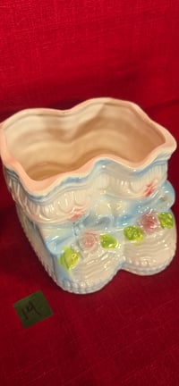 Image 3 of Pot de fleurs vintage en céramique en forme de chaussons de bébé