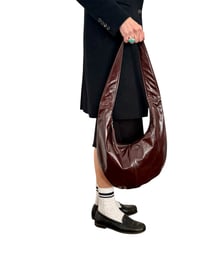 Image 1 of the round bag in coffee bean brown