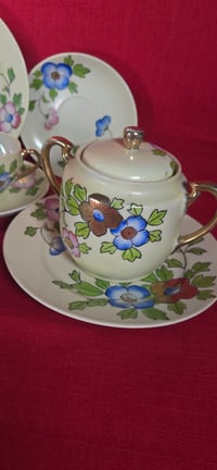 Image 3 of Théière, Pot a lait, Sucrier, 2 Tasses et petites assiètes Porcelaine