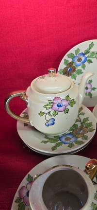 Image 4 of Théière, Pot a lait, Sucrier, 2 Tasses et petites assiètes Porcelaine