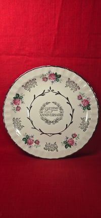 Image 2 of Assiette anniversaire AVON, céramique d'Angleterre, roses roses (25 cm), vintage