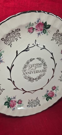 Image 3 of Assiette anniversaire AVON, céramique d'Angleterre, roses roses (25 cm), vintage