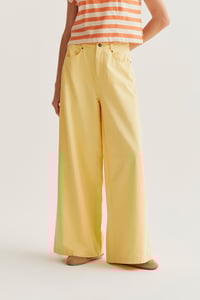 Image 2 of Pantalón wide leg amarillo