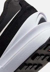 Image 5 of Zapatillas Nike Waffle One leather en liquidación.