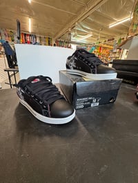 Image 6 of Vintage DVS Monument size 10