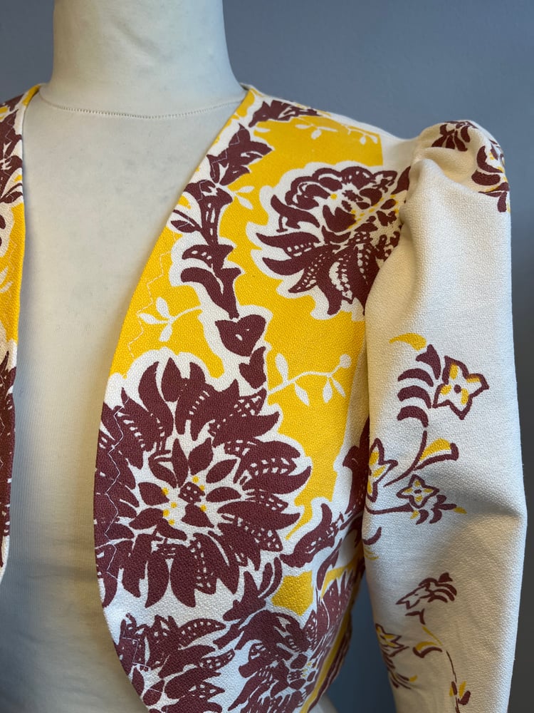 Image of Bolero jakke med brune blomster (large)