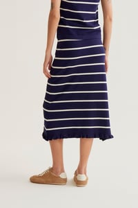 Image 3 of Falda midi con rayas azul marino y blanco