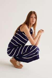 Image 4 of Falda midi con rayas azul marino y blanco