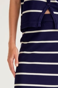 Image 5 of Falda midi con rayas azul marino y blanco