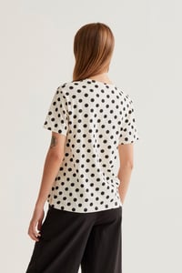 Image 2 of Camiseta lunares negros