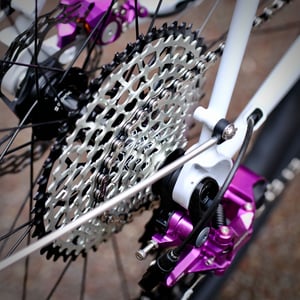 Image of DISPONIBLE - Distance Croix-Morand 2026 - Taille M - blanc nacré