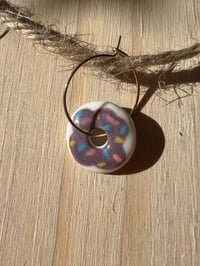Image 2 of Boucles d'oreilles en porcelaine, donuts violets