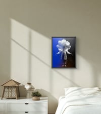 Image 3 of "Fleur Humaine" Bleu Noir 30x40cm 