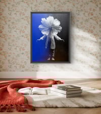 Image 4 of "Fleur Humaine" Bleu Noir 30x40cm 