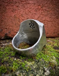 Image 5 of WL&A Heavy Old Style Sterling Silver Royston Heishi Medicine Whirling Log Signet - Size 11