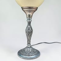 Image 9 of Lampe oeuf d'autruche sur pied en métal argenté  ancien  - Cabinet de curiosités