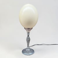 Image 3 of Lampe oeuf d'autruche sur pied en métal argenté  ancien  - Cabinet de curiosités