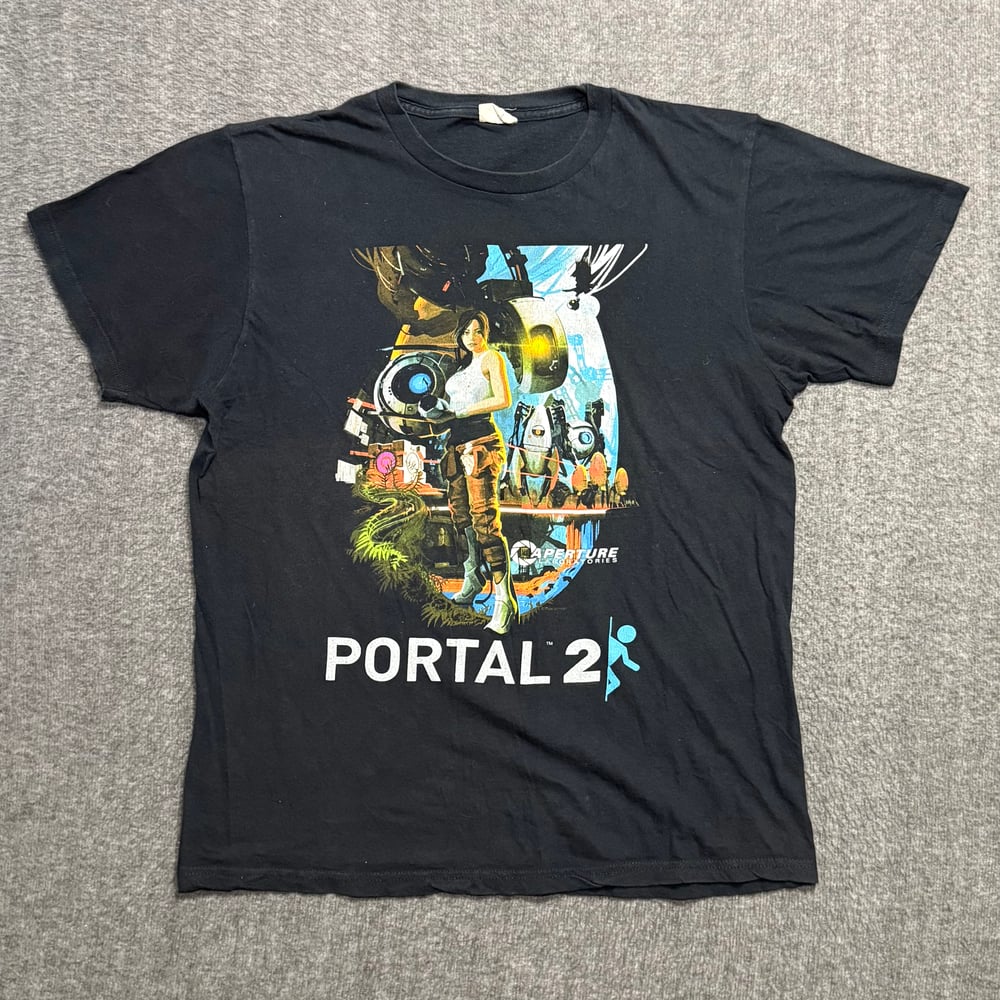 Image of 2000s Portal 2 Video Game Promo Graphic Tee (L)