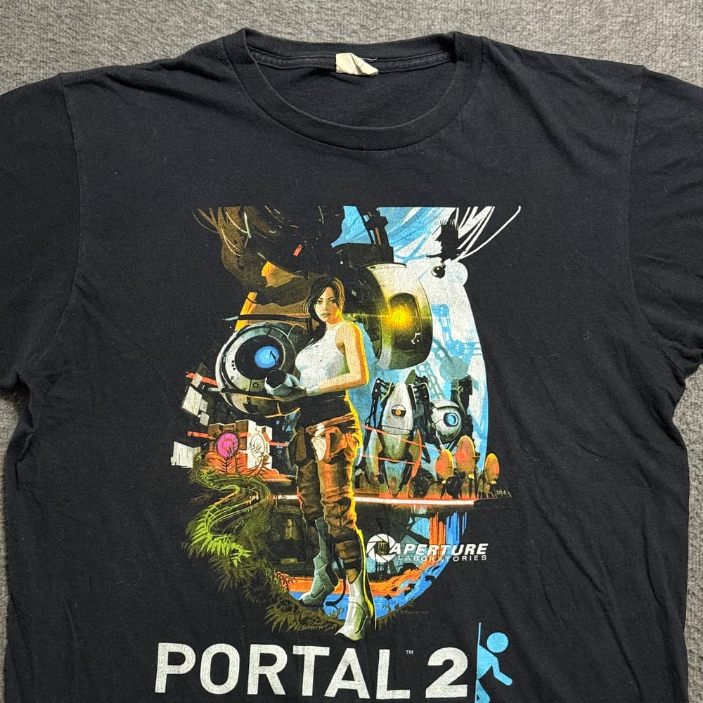 Image of 2000s Portal 2 Video Game Promo Graphic Tee (L)