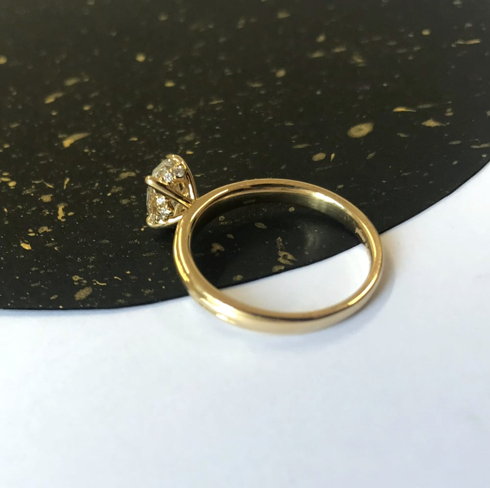 Image of Preloved Oval Solitaire Diamond Ring
