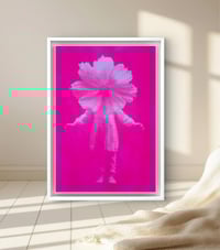 Image 2 of Fleur Humaine Rose fluo