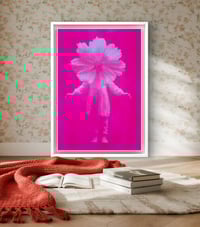 Image 3 of Fleur Humaine Rose fluo