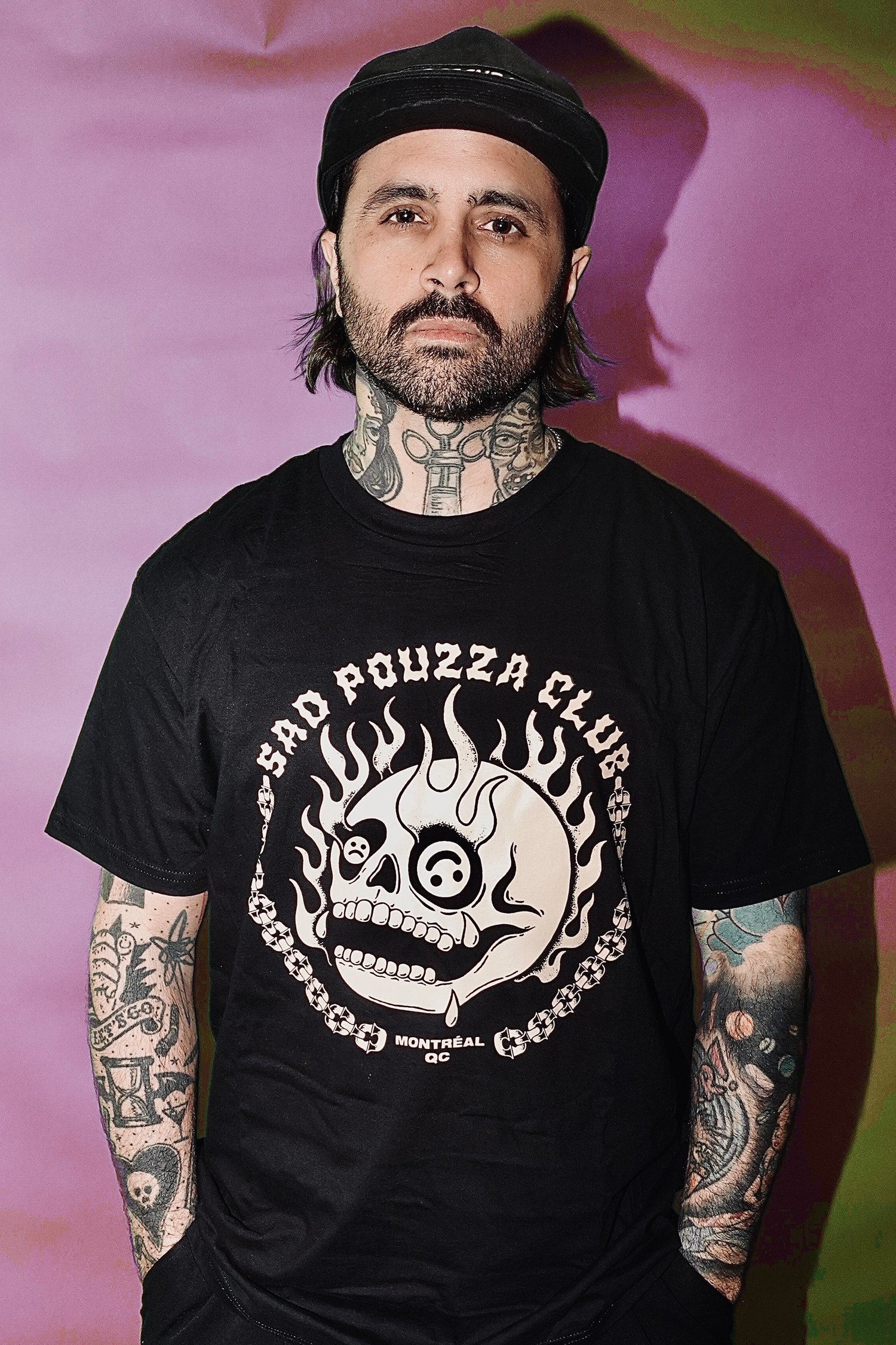 Image de T-shirt " SAD POUZZA CLUB" T-shirt basic ( Beige sur noir / Beige on black )