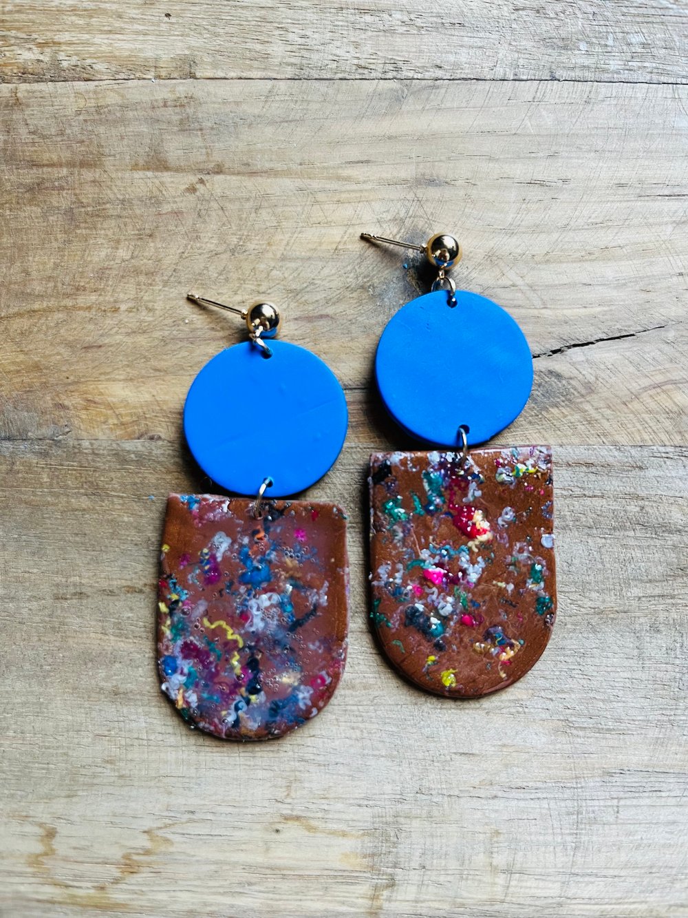 Image of Jojo in Brown with shavings