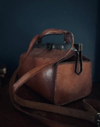 Image 4 of Sac de medecin, cuir épais, ouvrant en tre bon état, lanière réglable
